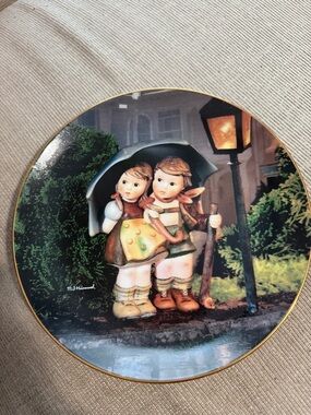VINTAGE MJ HUMMEL LITTLE COMPANIONS COLLECTOR'S PLATE - STORMY WEATHER